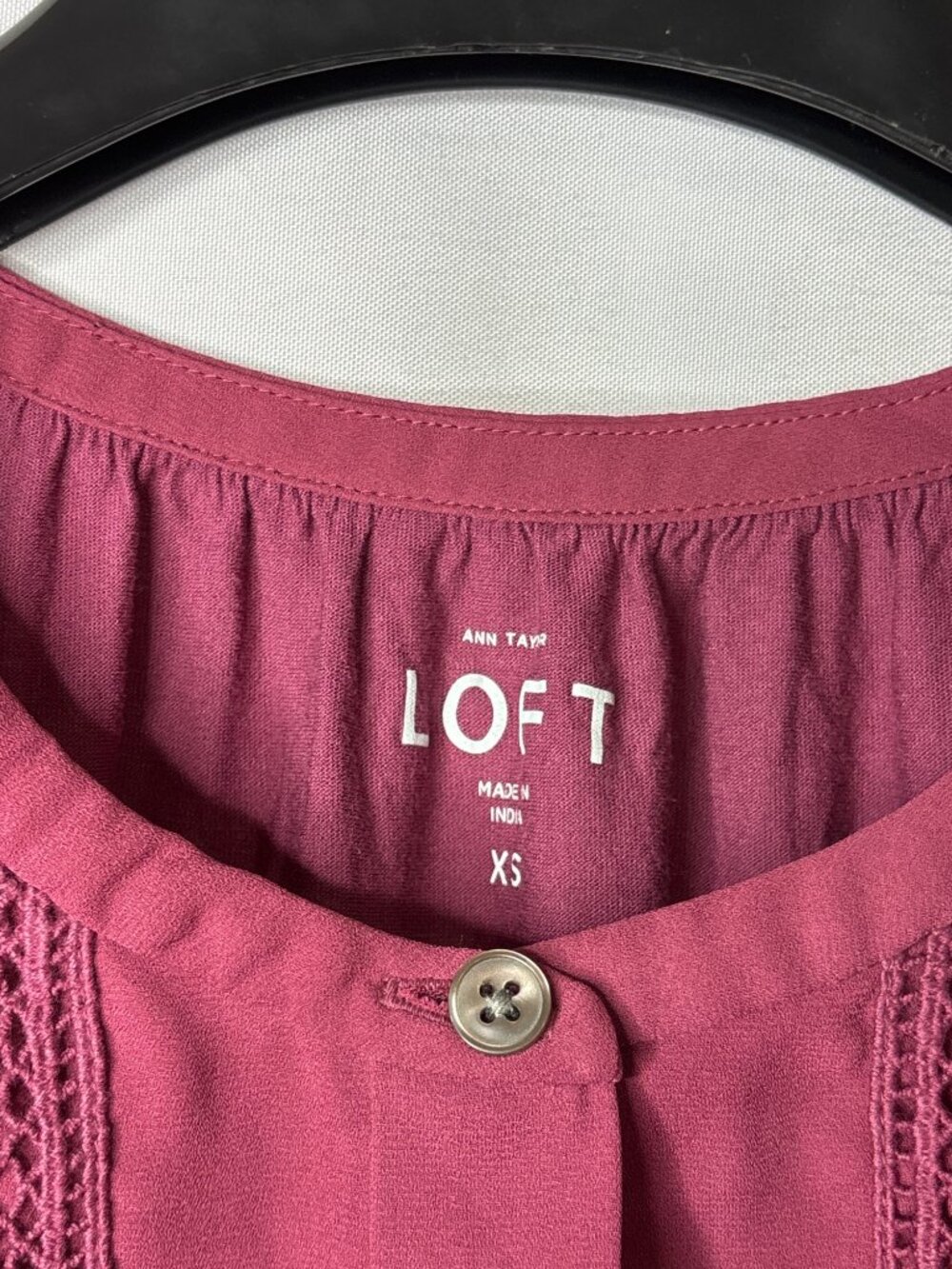 Ann Taylor LOFT Sleeveless Blouse Top Size XS Quarter Button Lace Accents Maroon - Picture 3 of 4